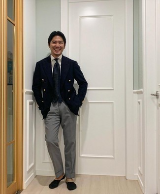 dunkelblaues Zweireiher-Sakko, weißes Businesshemd, graue Anzughose, dunkelblaue Krawatte für Herren