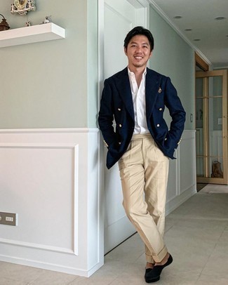 Beige Einstecktuch kombinieren – 500+ Herren Outfits: Kombinieren Sie ein dunkelblaues Zweireiher-Sakko mit einem beige Einstecktuch für ein bequemes Outfit, das außerdem gut zusammen passt.