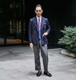 Graue Anzughose kombinieren – 1200+ Herren Outfits: Kombinieren Sie ein dunkelblaues Zweireiher-Sakko mit einer grauen Anzughose für einen stilvollen, eleganten Look. Fühlen Sie sich ideenreich? Vervollständigen Sie Ihr Outfit mit schwarzen Leder Slippern.