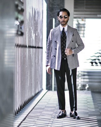Schwarzes Zweireiher-Sakko mit Vichy-Muster kombinieren – 5 Herren Outfits: Kombinieren Sie ein schwarzes Zweireiher-Sakko mit Vichy-Muster mit einer schwarzen Anzughose für einen stilvollen, eleganten Look. Fühlen Sie sich mutig? Wählen Sie schwarzen Leder Slipper.