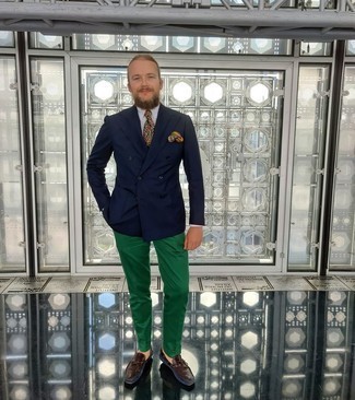 Elegante Outfits Herren 2024: Paaren Sie ein dunkelblaues Zweireiher-Sakko mit einer grünen Anzughose für einen stilvollen, eleganten Look. Dunkelbraune Leder Slipper leihen Originalität zu einem klassischen Look.