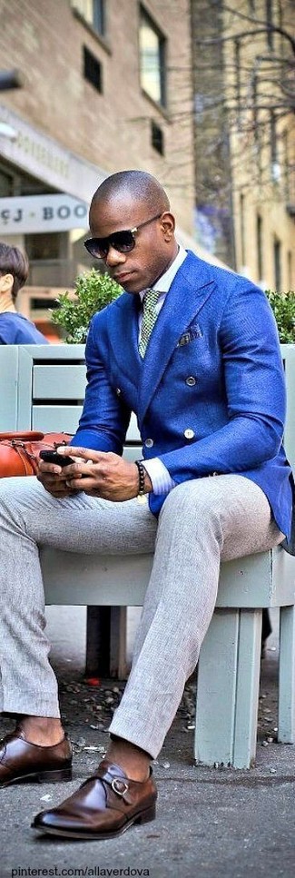 30 Jährige: Blaues Zweireiher-Sakko kombinieren – 500+ Herren Outfits: Geben Sie den bestmöglichen Look ab in einem blauen Zweireiher-Sakko und einer grauen Anzughose. Wenn Sie nicht durch und durch formal auftreten möchten, wählen Sie dunkelbraunen Monks aus Leder.