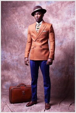 Violette Hose kombinieren – 148 Herren Outfits: Geben Sie den bestmöglichen Look ab in einem orange Zweireiher-Sakko und einer violetten Hose. Schalten Sie Ihren Kleidungsbestienmodus an und machen braunen Leder Slipper zu Ihrer Schuhwerkwahl.
