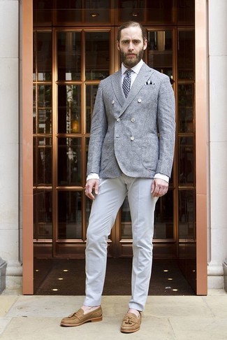 Dunkelblaue und weiße gepunktete Krawatte kombinieren – 310 Sommer Herren Outfits: Kombinieren Sie ein graues Zweireiher-Sakko mit einer dunkelblauen und weißen gepunkteten Krawatte, um vor Klasse und Perfektion zu strotzen. Fühlen Sie sich mutig? Wählen Sie beige Leder Slipper mit Quasten. Sie suchen noch nach dem passenden Outfit für den Sommer? Dann lassen Sie sich von diesem Outfit inspirieren.