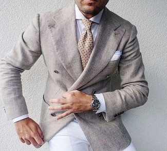 hellbeige Zweireiher-Sakko, weißes Businesshemd, weiße Anzughose, hellbeige bedruckte Krawatte für Herren