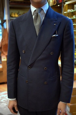 30 Jährige: Silberne Krawatte kombinieren – 387 Elegante Herren Outfits warm Wetter: Entscheiden Sie sich für ein dunkelblaues Zweireiher-Sakko und eine silberne Krawatte für eine klassischen und verfeinerte Silhouette.