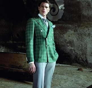 Dunkelgrünes Zweireiher-Sakko mit Schottenmuster kombinieren – 7 Herren Outfits: Entscheiden Sie sich für einen klassischen Stil in einem dunkelgrünen Zweireiher-Sakko mit Schottenmuster und einer hellblauen Anzughose.