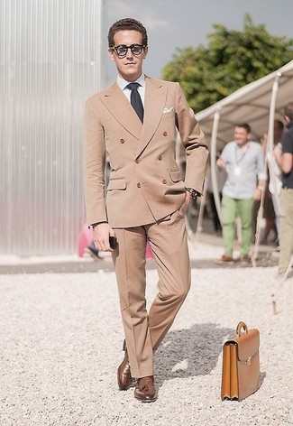 Welche Slipper mit beige Anzughose zu tragen – 500+ Elegante Herren Outfits: Tragen Sie ein beige Zweireiher-Sakko und eine beige Anzughose für einen stilvollen, eleganten Look. Fühlen Sie sich mutig? Vervollständigen Sie Ihr Outfit mit Slippern.