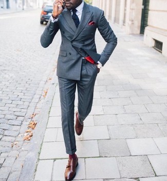 30 Jährige: Rotbraune Doppelmonks aus Leder kombinieren – 500+ Herren Outfits warm Wetter: Entscheiden Sie sich für ein graues Zweireiher-Sakko und eine graue Anzughose für einen stilvollen, eleganten Look. Fühlen Sie sich mutig? Ergänzen Sie Ihr Outfit mit rotbraunen Doppelmonks aus Leder.