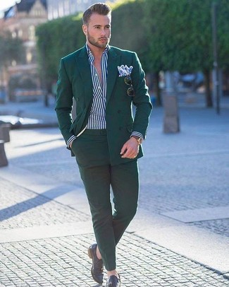 Welche Slipper mit Quasten mit dunkelgrünen Sakkos zu tragen – 137 Herren Outfits: Tragen Sie ein dunkelgrünes Sakko und eine dunkelgrüne Anzughose für eine klassischen und verfeinerte Silhouette. Komplettieren Sie Ihr Outfit mit Slippern mit Quasten.