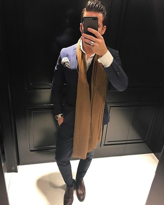 Braune Leder Oxford Schuhe kombinieren – 500+ Herren Outfits: Kombinieren Sie ein dunkelblaues gepunktetes Zweireiher-Sakko mit einer dunkelblauen gepunkteten Anzughose für eine klassischen und verfeinerte Silhouette. Braune Leder Oxford Schuhe sind eine gute Wahl, um dieses Outfit zu vervollständigen.