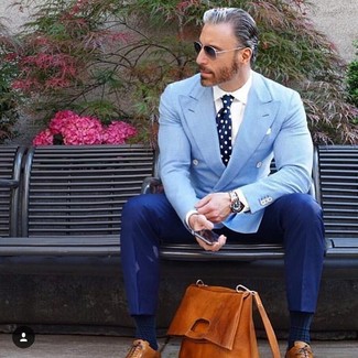 50 Jährige: Welche Businesshemden mit hellblauen Zweireiher-Sakkos zu tragen – 4 Sommer Herren Outfits: Kombinieren Sie ein hellblaues Zweireiher-Sakko mit einem Businesshemd für einen stilvollen, eleganten Look. Rotbraune Leder Oxford Schuhe sind eine kluge Wahl, um dieses Outfit zu vervollständigen. So ist das Outfit vollkommen sommertauglich.