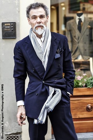 50 Jährige: Schal kombinieren – 94 Elegante Herren Outfits: Die Paarung aus einem dunkelblauen Zweireiher-Sakko und einem Schal ist eine komfortable Wahl, um Besorgungen in der Stadt zu erledigen.