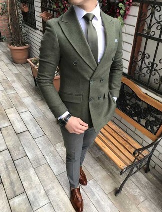 Olivgrüne Krawatte kombinieren – 500+ Elegante Herren Outfits: Kombinieren Sie ein olivgrünes Wollzweireiher-sakko mit einer olivgrünen Krawatte für einen stilvollen, eleganten Look. Machen Sie diese Aufmachung leger mit braunen Leder Slippern mit Quasten.