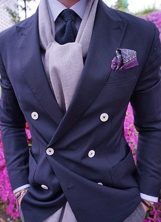 dunkelblaues Zweireiher-Sakko, hellviolettes Businesshemd mit Vichy-Muster, graue Anzughose, dunkelblaue Strick Krawatte für Herren