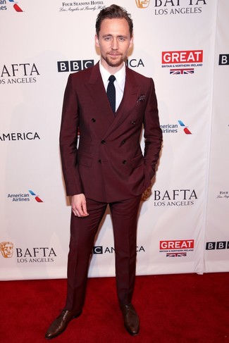 Tom Hiddleston trägt dunkelrotes Zweireiher-Sakko, weißes Businesshemd, dunkelrote Anzughose, dunkelrote Leder Derby Schuhe