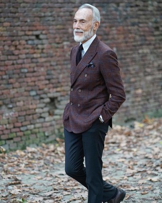 60 Jährige: Welche Businesshemden mit braunen Sakkos zu tragen – 4 Frühling Herren Outfits: Entscheiden Sie sich für ein braunes Sakko und ein Businesshemd für eine klassischen und verfeinerte Silhouette. Ergänzen Sie Ihr Look mit schwarzen Leder Derby Schuhen. Ein cooler Look für den Frühling.