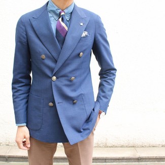 blaues Zweireiher-Sakko, hellblaues Chambray Businesshemd, beige Anzughose, lila vertikal gestreifte Krawatte für Herren