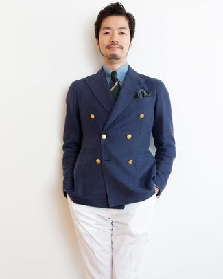 dunkelblaues Zweireiher-Sakko, hellblaues Chambray Businesshemd, weiße Anzughose, dunkelblaue und grüne horizontal gestreifte Krawatte für Herren