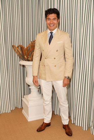 30 Jährige: Hellbeige Zweireiher-Sakko kombinieren – 186 Herren Outfits: Paaren Sie ein hellbeige Zweireiher-Sakko mit einer weißen Anzughose, um vor Klasse und Perfektion zu strotzen. Fühlen Sie sich ideenreich? Komplettieren Sie Ihr Outfit mit braunen Leder Oxford Schuhen.