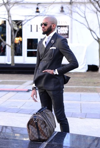 dunkelgraues Zweireiher-Sakko, weißes Businesshemd, dunkelgraue Anzughose, dunkelbraune bedruckte Leder Reisetasche für Herren