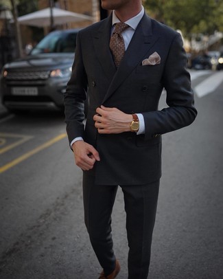 Beige Einstecktuch kombinieren – 500+ Herren Outfits: Entscheiden Sie sich für ein dunkelgraues Zweireiher-Sakko und ein beige Einstecktuch für ein sonntägliches Mittagessen mit Freunden. Ergänzen Sie Ihr Outfit mit braunen Leder Oxford Schuhen, um Ihr Modebewusstsein zu zeigen.
