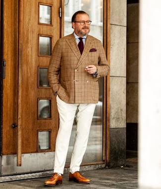 Rotes und weißes gepunktetes Einstecktuch kombinieren – 44 Elegante Herren Outfits: Tragen Sie ein beige Zweireiher-Sakko mit Schottenmuster und ein rotes und weißes gepunktetes Einstecktuch für einen entspannten Wochenend-Look. Fühlen Sie sich mutig? Vervollständigen Sie Ihr Outfit mit beige Leder Derby Schuhen.