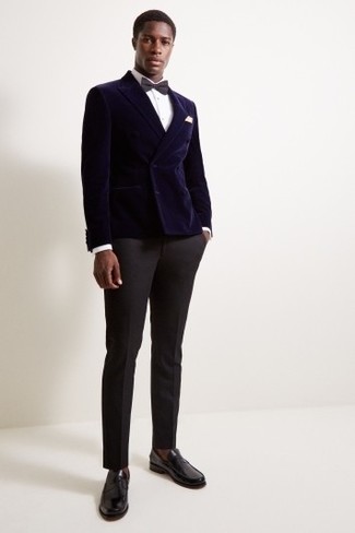Dunkelblaues Samtsakko kombinieren – 29 Herren Outfits: Kombinieren Sie ein dunkelblaues Samtsakko mit einer schwarzen Anzughose für eine klassischen und verfeinerte Silhouette. Schwarze Leder Slipper sind eine ideale Wahl, um dieses Outfit zu vervollständigen.