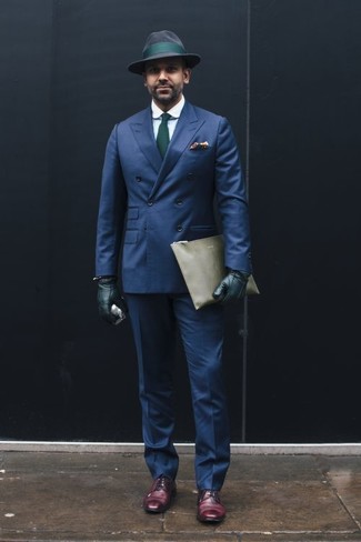 Dunkelgrüne Handschuhe kombinieren – 31 Herren Outfits: Paaren Sie ein dunkelblaues Zweireiher-Sakko mit dunkelgrünen Handschuhen, um mühelos alles zu meistern, was auch immer der Tag bringen mag. Wählen Sie dunkellila Leder Derby Schuhe, um Ihr Modebewusstsein zu zeigen.