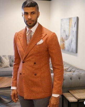 Orange Zweireiher-Sakko kombinieren – 12 Herren Outfits: Kombinieren Sie ein orange Zweireiher-Sakko mit einer braunen Anzughose, um vor Klasse und Perfektion zu strotzen.