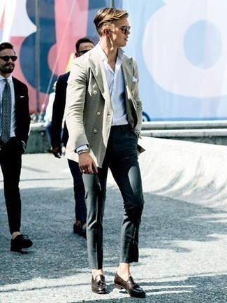 20 Jährige: Braune Slipper kombinieren – 149 Elegante Herren Outfits: Tragen Sie ein graues Zweireiher-Sakko und eine dunkelgraue Anzughose für einen stilvollen, eleganten Look. Fühlen Sie sich ideenreich? Ergänzen Sie Ihr Outfit mit braunen Slippern.
