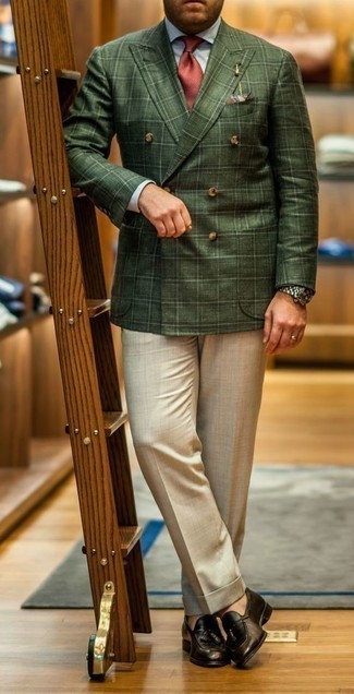 dunkelgrünes Zweireiher-Sakko mit Schottenmuster, weißes Businesshemd, hellbeige Anzughose, dunkelbraune Leder Slipper mit Quasten für Herren