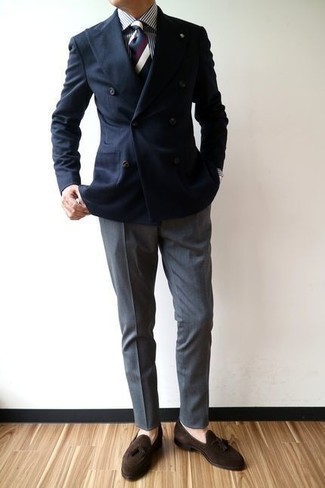 Mehrfarbige horizontal gestreifte Krawatte kombinieren – 122 Herren Outfits: Entscheiden Sie sich für ein dunkelblaues Zweireiher-Sakko und eine mehrfarbige horizontal gestreifte Krawatte für einen stilvollen, eleganten Look. Fühlen Sie sich ideenreich? Wählen Sie dunkelbraunen Wildleder Slipper mit Quasten.