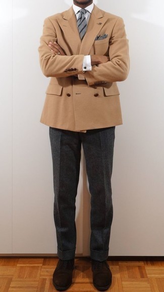 Graue horizontal gestreifte Krawatte kombinieren – 77 Herren Outfits: Vereinigen Sie ein beige Zweireiher-Sakko mit einer grauen horizontal gestreiften Krawatte für einen stilvollen, eleganten Look. Ergänzen Sie Ihr Look mit dunkelbraunen Wildleder Oxford Schuhen.