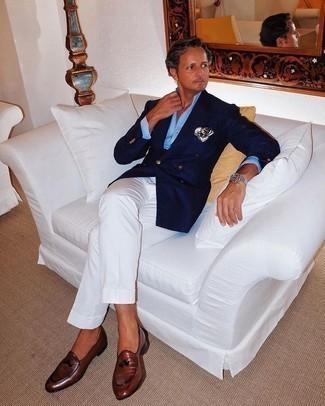 Dunkelblaues Zweireiher-Sakko kombinieren – 500+ Elegante Herren Outfits: Tragen Sie ein dunkelblaues Zweireiher-Sakko und eine weiße Anzughose für eine klassischen und verfeinerte Silhouette. Fühlen Sie sich mutig? Komplettieren Sie Ihr Outfit mit braunen Leder Slippern mit Quasten.