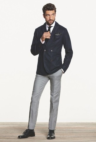 Schwarze Leder Oxford Schuhe kombinieren – 500+ Herren Outfits: Vereinigen Sie ein dunkelblaues Zweireiher-Sakko mit einer grauen Anzughose für einen stilvollen, eleganten Look. Schwarze Leder Oxford Schuhe liefern einen wunderschönen Kontrast zu dem Rest des Looks.
