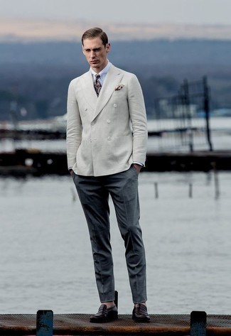 hellbeige Zweireiher-Sakko, weißes Businesshemd, dunkelgraue Anzughose, dunkellila Leder Slipper für Herren