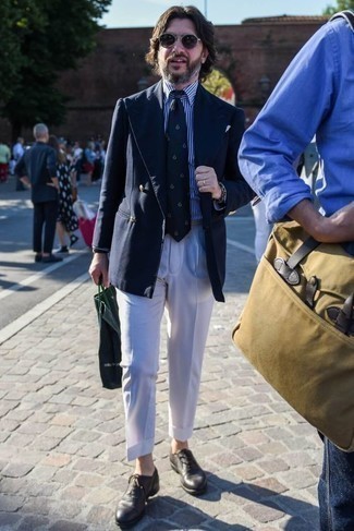 dunkelblaues Zweireiher-Sakko, weißes und dunkelblaues vertikal gestreiftes Businesshemd, weiße Anzughose, dunkelgraue Leder Oxford Schuhe für Herren