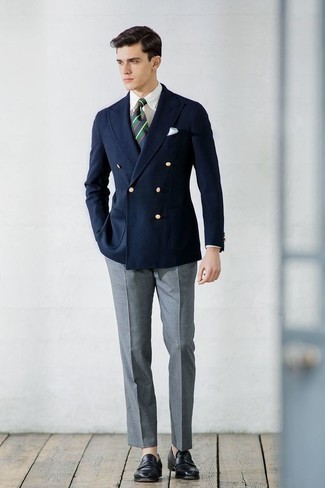 20 Jährige: Dunkelblaues Sakko kombinieren – 66 Elegante Herren Outfits: Erwägen Sie das Tragen von einem dunkelblauen Sakko und einer grauen Anzughose, um vor Klasse und Perfektion zu strotzen. Komplettieren Sie Ihr Outfit mit schwarzen Leder Slippern.