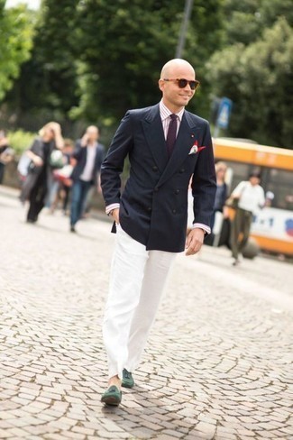 Welche Slipper mit dunkelblauen und weißen Zweireiher-Sakkos zu tragen – 500+ Herren Outfits: Tragen Sie ein dunkelblaues und weißes Zweireiher-Sakko und eine weiße Anzughose für eine klassischen und verfeinerte Silhouette. Fühlen Sie sich ideenreich? Entscheiden Sie sich für Slipper.