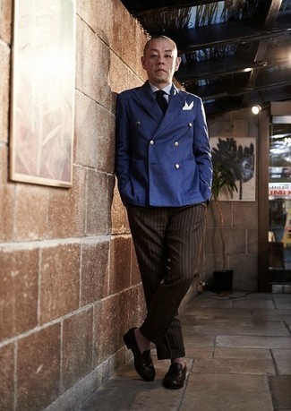 40 Jährige: Einstecktuch kombinieren – 500+ Herren Outfits: Kombinieren Sie ein blaues Zweireiher-Sakko mit einem Einstecktuch für ein sonntägliches Mittagessen mit Freunden. Fühlen Sie sich mutig? Komplettieren Sie Ihr Outfit mit dunkelbraunen Leder Slippern.