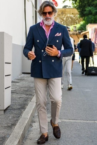 60 Jährige: Rosa Businesshemd kombinieren – 8 Herren Outfits: Tragen Sie ein rosa Businesshemd und eine hellbeige Anzughose, um vor Klasse und Perfektion zu strotzen. Wenn Sie nicht durch und durch formal auftreten möchten, komplettieren Sie Ihr Outfit mit dunkelbraunen Leder Slippern.