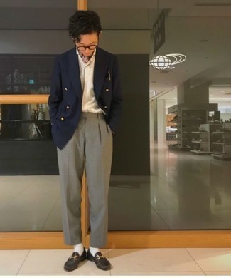 30 Jährige: Dunkelblaues Zweireiher-Sakko kombinieren – 500+ Herren Outfits: Vereinigen Sie ein dunkelblaues Zweireiher-Sakko mit einer grauen Anzughose für einen stilvollen, eleganten Look. Fühlen Sie sich mutig? Ergänzen Sie Ihr Outfit mit dunkelbraunen Leder Slippern.