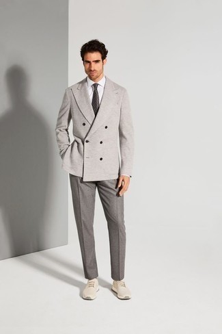 Beige Sportschuhe kombinieren – 500+ Herren Outfits: Entscheiden Sie sich für einen klassischen Stil in einem grauen Zweireiher-Sakko und einer grauen Anzughose. Bringen Sie die Dinge durcheinander, indem Sie beige Sportschuhe mit diesem Outfit tragen.