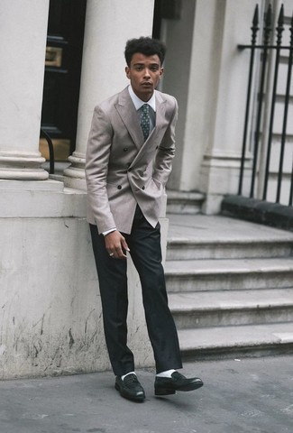 Olivgrüne bedruckte Krawatte kombinieren – 146 Elegante Herren Outfits warm Wetter: Kombinieren Sie ein graues Zweireiher-Sakko mit einer olivgrünen bedruckten Krawatte für eine klassischen und verfeinerte Silhouette. Fühlen Sie sich mutig? Ergänzen Sie Ihr Outfit mit dunkelgrünen Leder Slippern.
