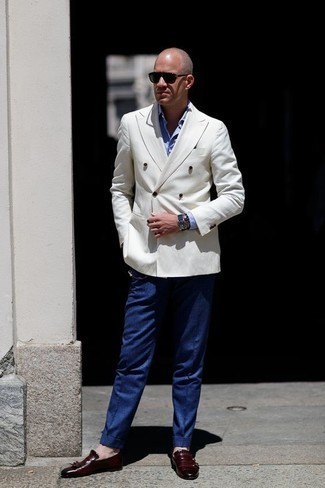 weißes Zweireiher-Sakko, hellblaues Businesshemd, dunkelblaue Anzughose, dunkelrote Leder Slipper mit Fransen für Herren