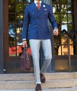 Dunkelblaues Sakko mit Karomuster kombinieren – 177 Herren Outfits: Entscheiden Sie sich für ein dunkelblaues Sakko mit Karomuster und eine graue Anzughose für eine klassischen und verfeinerte Silhouette. Fühlen Sie sich ideenreich? Ergänzen Sie Ihr Outfit mit dunkelbraunen Leder Oxford Schuhen.