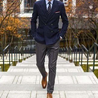 dunkelblaues vertikal gestreiftes Zweireiher-Sakko, hellblaues Businesshemd, graue Anzughose, rotbraune Leder Oxford Schuhe für Herren