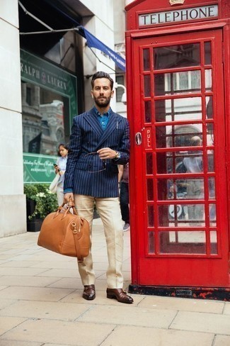 Dunkelblaue vertikal gestreifte Jacke kombinieren – 80 Elegante Herren Outfits: Entscheiden Sie sich für einen klassischen Stil in einer dunkelblauen vertikal gestreiften Jacke und einer hellbeige Anzughose. Putzen Sie Ihr Outfit mit braunen Doppelmonks aus Leder.
