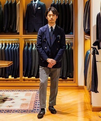 Wie blaues Sakko mit grauer Anzughose zu kombinieren – 500+ Herren Outfits: Kombinieren Sie ein blaues Sakko mit einer grauen Anzughose, um vor Klasse und Perfektion zu strotzen. Ergänzen Sie Ihr Look mit dunkelbraunen Wildleder Slippern.